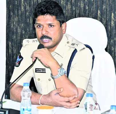 అసాంఘిక కార్యకలాపాలపై పోలీసుల దాడులు