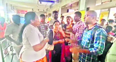 ఆర్టీసీ బస్టాండులో ప్రయాణికుల ఆందోళన