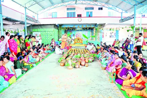 పెద్దమ్మతల్లికి జలాభిషేకం