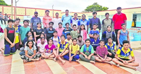 అంతర్‌ జిల్లాల ఈత పోటీలకు ఎంపిక 