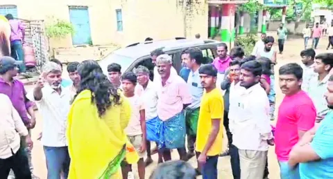 దొంగస్వామిని  తరిమిన గ్రామస్తులు 
