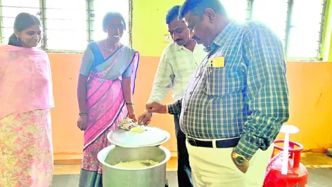 బాలికల వసతి గృహం తనిఖీ