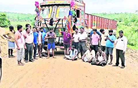 లారీ డ్రైవర్ల రాస్తారోకో