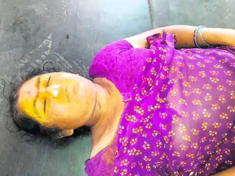 ఉరి వేసుకుని మహిళా రైతు ఆత్మహత్య