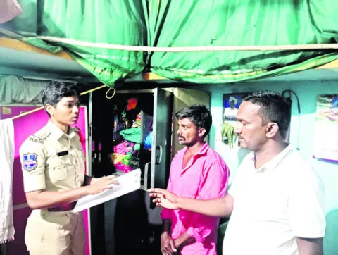 తాళం వేసిన మూడిళ్లలో చోరీ