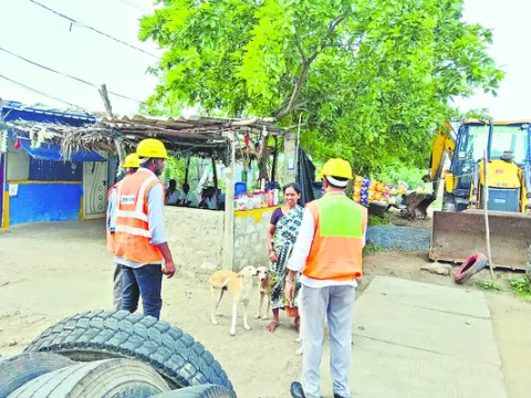 హైవే పక్కన ఆక్రమణల తొలగింపు