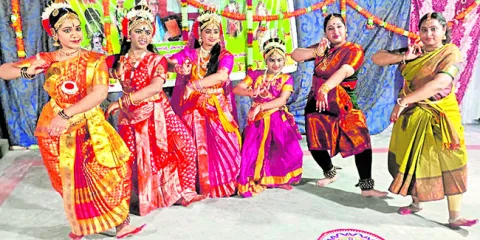 అలరించిన నాట్య ప్రదర్శనలు 