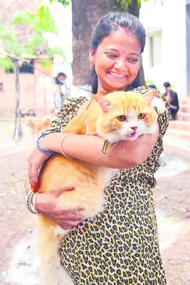 లాలిస్తూ.. బుజ్జగిస్తూ..