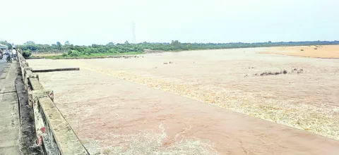 కడలిలోకి 2.18 లక్షల క్యూసెక్కులు 
