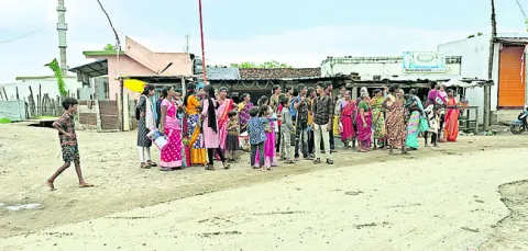 బస్సుకోసం గంటలకొద్దీ నిరీక్షణ