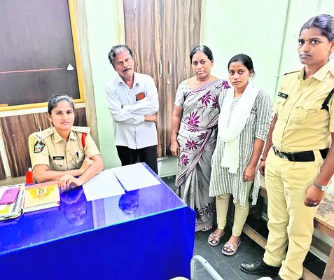 తల్లిదండ్రులకు శ్వేతశ్రీ అప్పగింత
