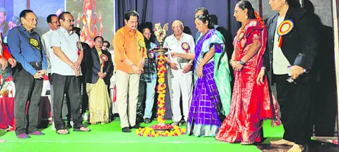 వైద్య సేవలకు గుర్తుగా అవార్డులు 