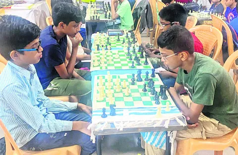 చదరంగం పోటీల విజేతలు కృష్ణ, దివ్య 