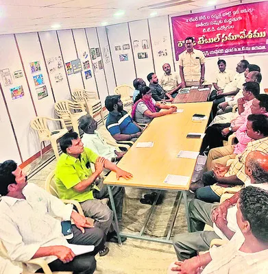 సార్వత్రిక సమ్మెకు టీటీడీ ఉద్యోగుల మద్దతు