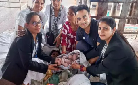 Army Doctor For Delivering Baby At Jhansi Railwat Station12