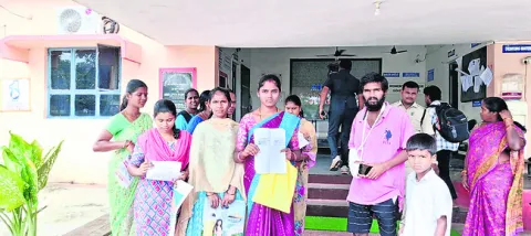 మంత్రిని కలవకుండా మహిళల అరెస్ట్‌