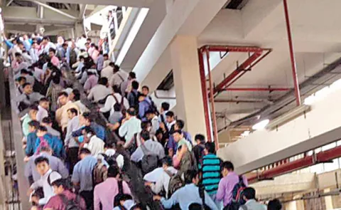 Mumbai Metro sees Heavy Rush as Trains get Delayed14
