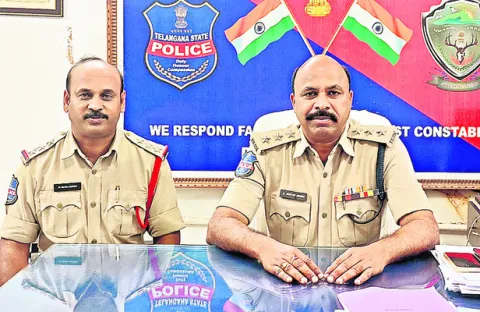 ఇద్దరు ప్రభుత్వ ఉద్యోగుల అరెస్ట్‌
