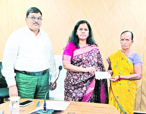 మువ్వల ప్రసాద్‌ కుటుంబానికి రూ.5 లక్షల సాయం 