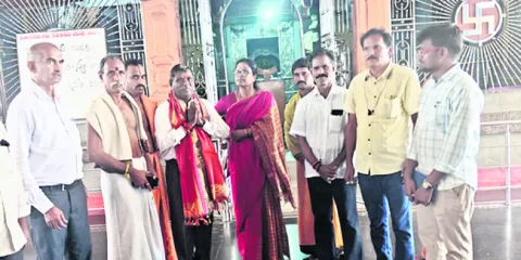 బీచుపల్లిలో ప్రముఖుల ప్రత్యేక పూజలు 