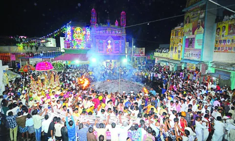 కొనసాగుతున్న వరద 
