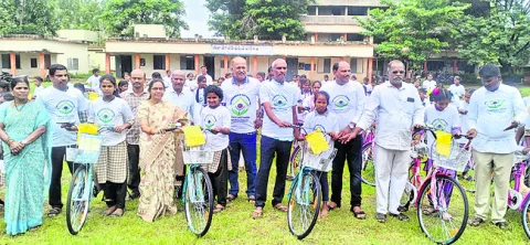 ‘వసుదైక కుటుంబం’ సేవలు శ్లాఘనీయం