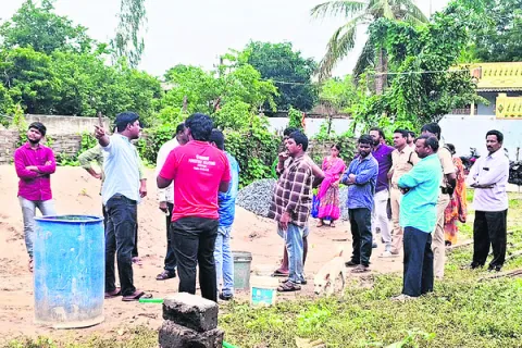 రామయ్య భూముల్లో  అక్రమంగా నిర్మాణం