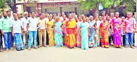 శ్మశాన దారి ఆక్రమణపై ధర్నా