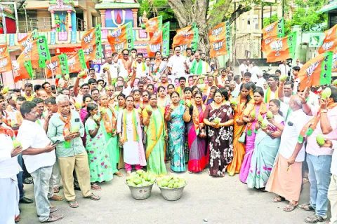 మామిడి రైతులను ఆదుకోవాలని బీజేపీ ధర్నా 