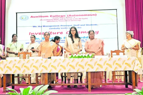 పరిశోధన విద్యకు అధిక ప్రాధాన్యత ఇవ్వాలి 