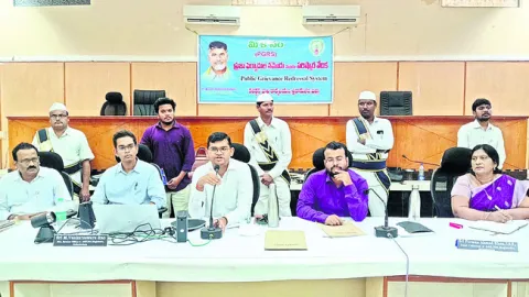 ఉన్నతాధికారులకు  సమాచారం ఇవ్వరా..? 
