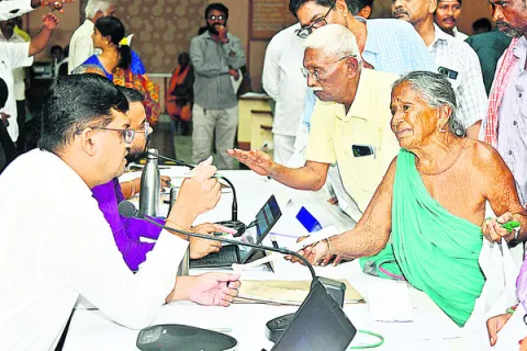 అర్జీలు సత్వరమే పరిష్కరించాలి 