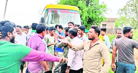 ప్రైవేట్‌ పాఠశాల బస్సు అడ్డగింత..
