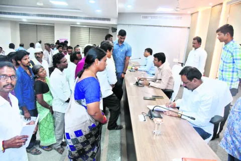 ఫిర్యాదులను త్వరగా పరిష్కరించాలి 