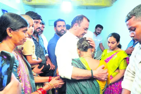 ‘జర్నలిస్టు కుటుంబానికి అండగా ఉంటాం’ 