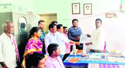 తహసీల్దార్‌కు వీఆర్‌ఏల సమ్మె నోటీసులు 