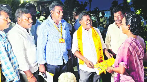 మంత్రి స్వామికి సమస్యల స్వాగతం 