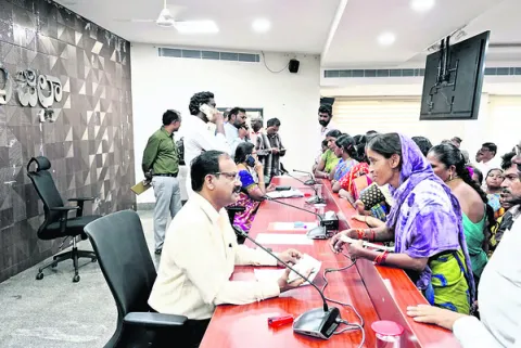 ప్రజావాణి దరఖాస్తులు సత్వరమే పరిష్కరించాలి