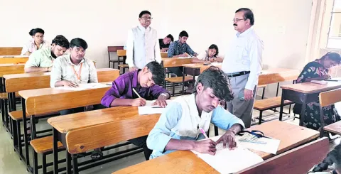 సుంకేసులకు  కొనసాగుతున్న వరద  