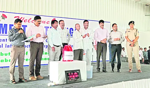 ఫార్మా రైతులకు ప్లాట్లు 