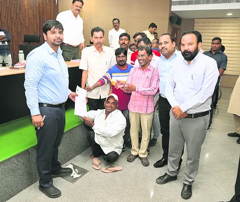 సమస్యలు పరిష్కరించాలి