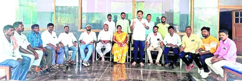 మత్స్యకారుల సొసైటీల్లో నగదు జమ చేయాలి