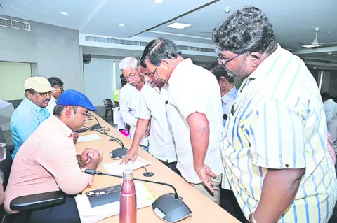 అర్జీలకు తక్షణ పరిష్కారం చూపాలి 