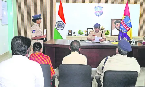 నేరుగా వచ్చి  ఫిర్యాదు చేయండి 