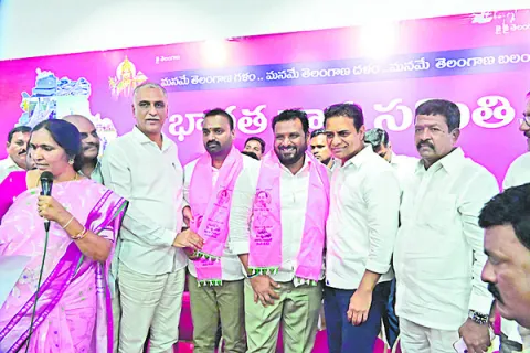 కారెక్కిన కాంగ్రెస్‌ నాయకులు 
