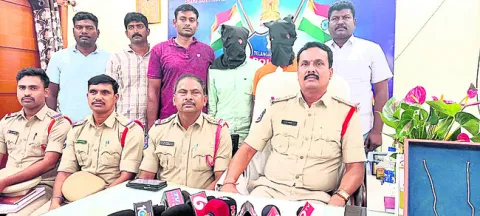 తండ్రి సాయంతో కొడుకు చోరీ 