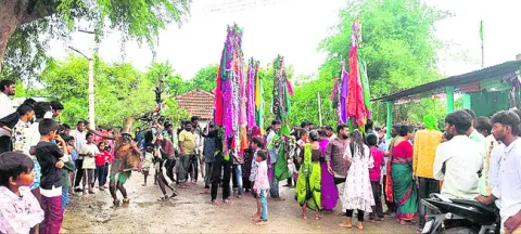 ఊరూరా
