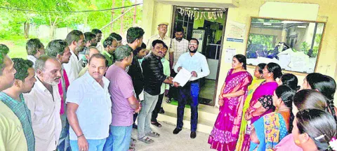 మా బతుకులను రోడ్డు పాలు చేయద్దు