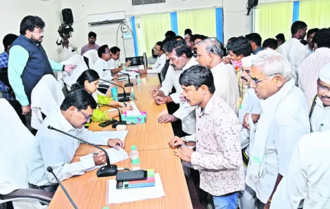ప్రజావాణి ఫిర్యాదులను పరిష్కరించాలి