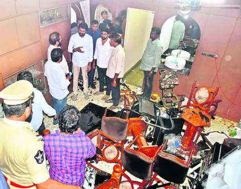 పచ్చ గూండాల అరాచకం 